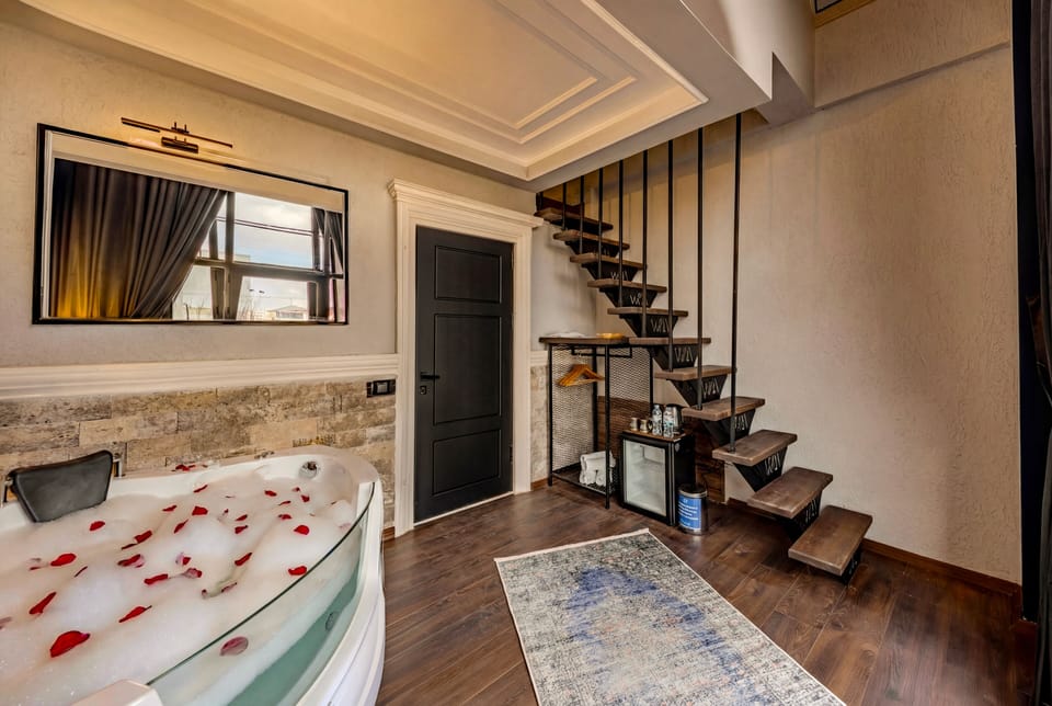Deluxe Suite, Garden View | Premium bedding, minibar, blackout drapes, soundproofing