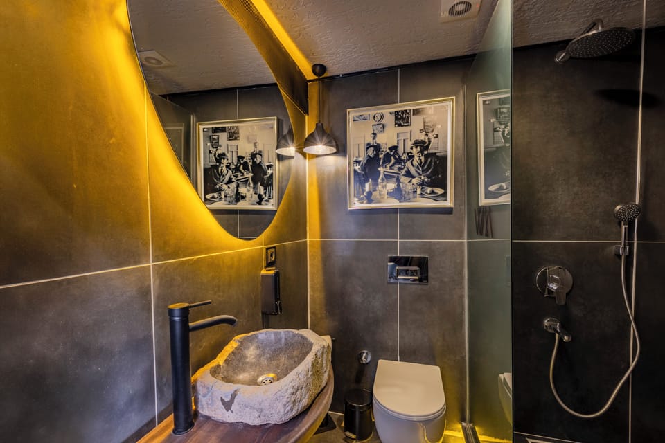 Deluxe Suite, Garden View | Bathroom | Separate tub and shower, free toiletries, hair dryer, slippers