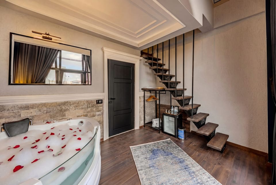 Deluxe Suite, Garden View | Premium bedding, minibar, blackout drapes, soundproofing