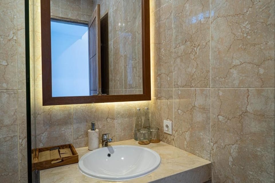 Shower, free toiletries, hair dryer, slippers