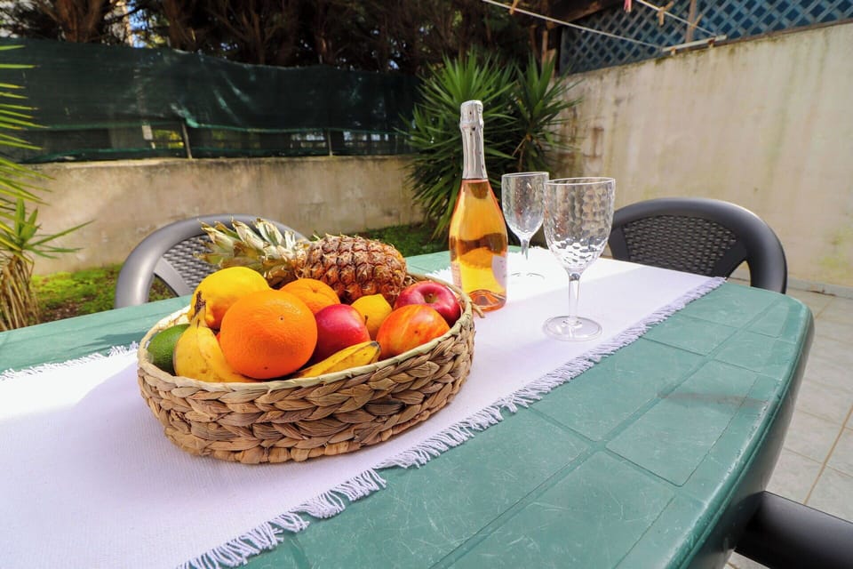 Fruit, Tableware, Furniture, Food, Produce, Table, Serveware, Ingredient, Tablecloth