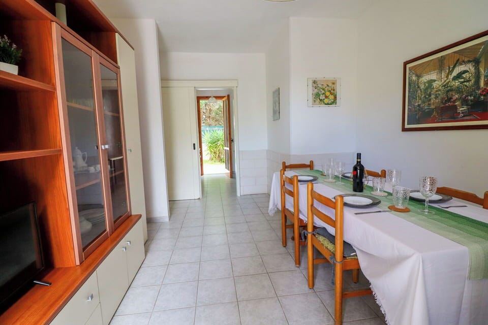 Furniture, Flooring, Floor, Interior Design, Table, Kitchen & Dining Room Table, Room, Chair, Ceiling, Dining Room