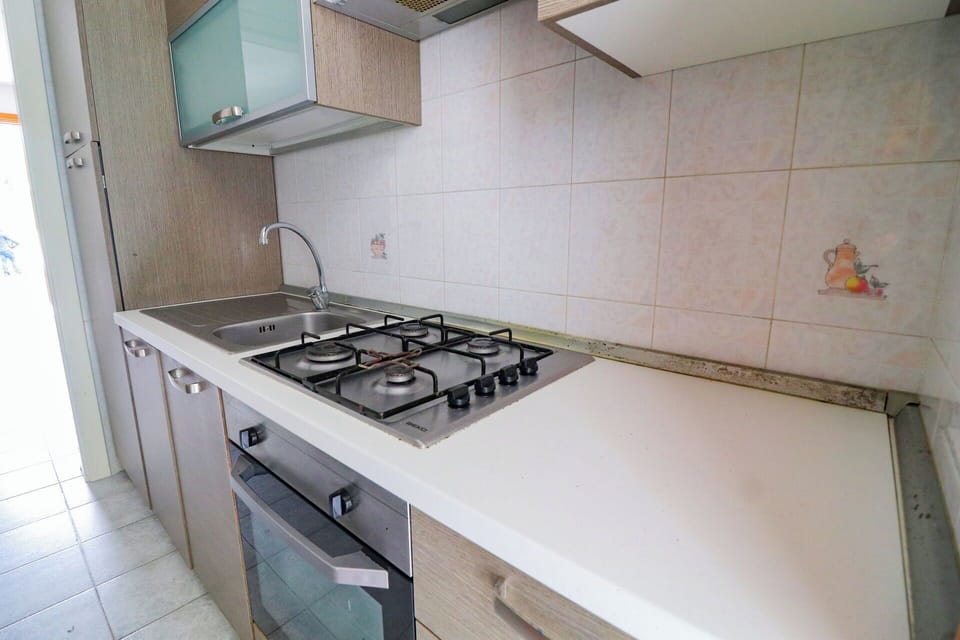 Kitchen, Kitchen Appliance, Countertop, Major Appliance, Kitchen Sink, Kitchen Stove, Stove, Gas Stove, Cooktop, Flooring