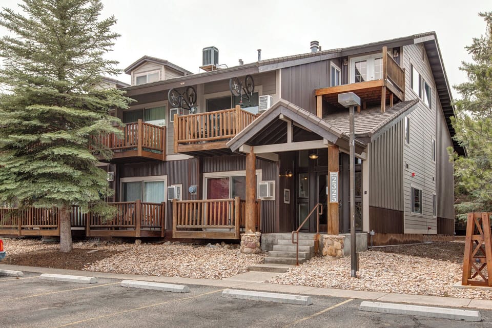 Prospector Lodge Building 8