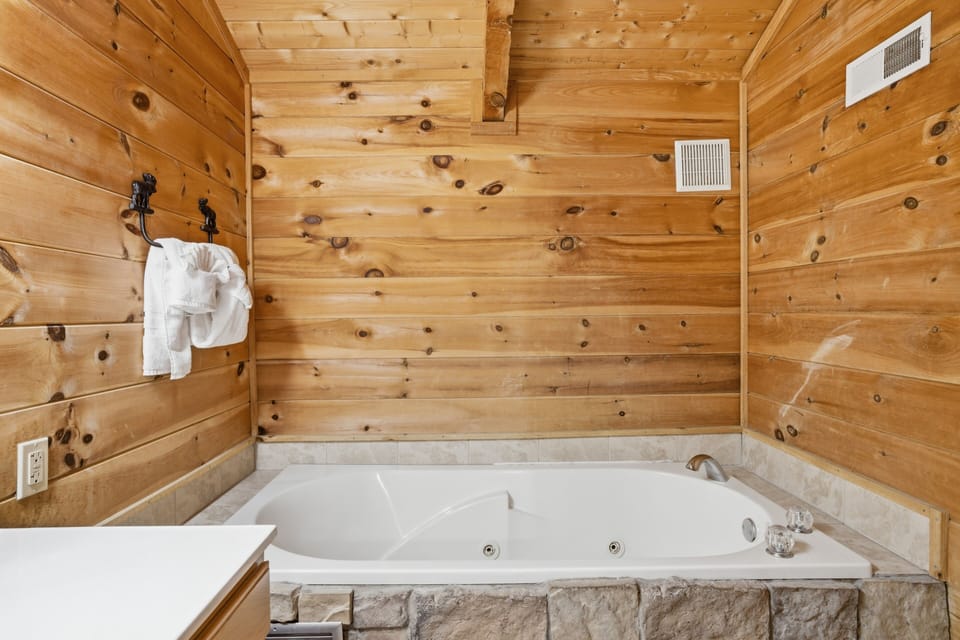 Black Bear Hideaway 2 Bedroom Home Cabin in Sevier County