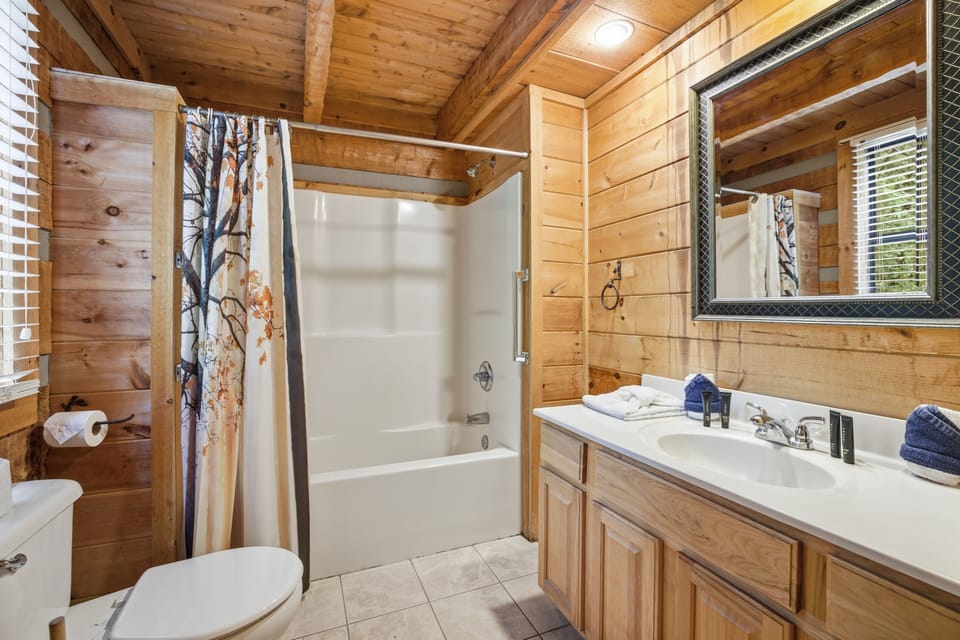 Black Bear Hideaway 2 Bedroom Home Cabin in Sevier County