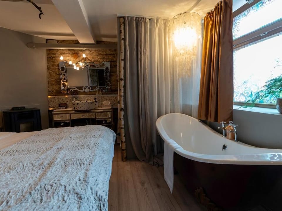' Romantica ' bruidssuite | Blackout drapes, iron/ironing board, free WiFi