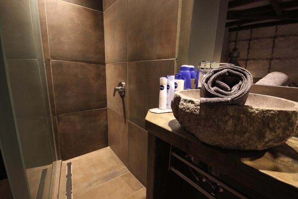 ' Oranje Boven ' | Bathroom | Shower, rainfall showerhead, free toiletries, hair dryer