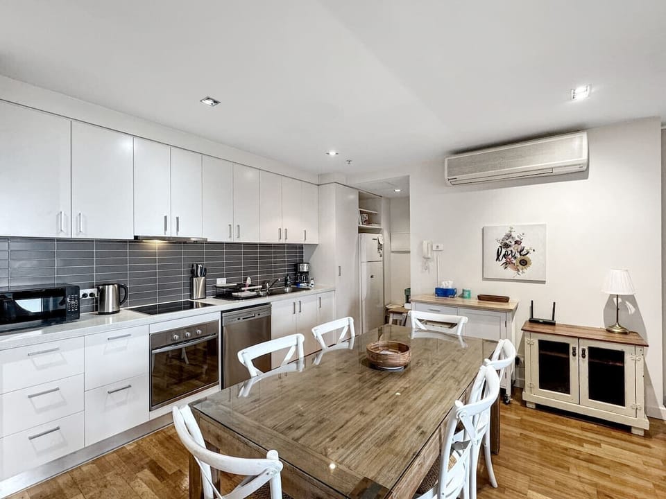 Fully equipped kitchen and generous dining space, perfect for families, business travellers or longer stays
