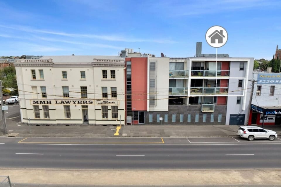 Well-positioned apartment building just moments from the train station and Geelong CBD