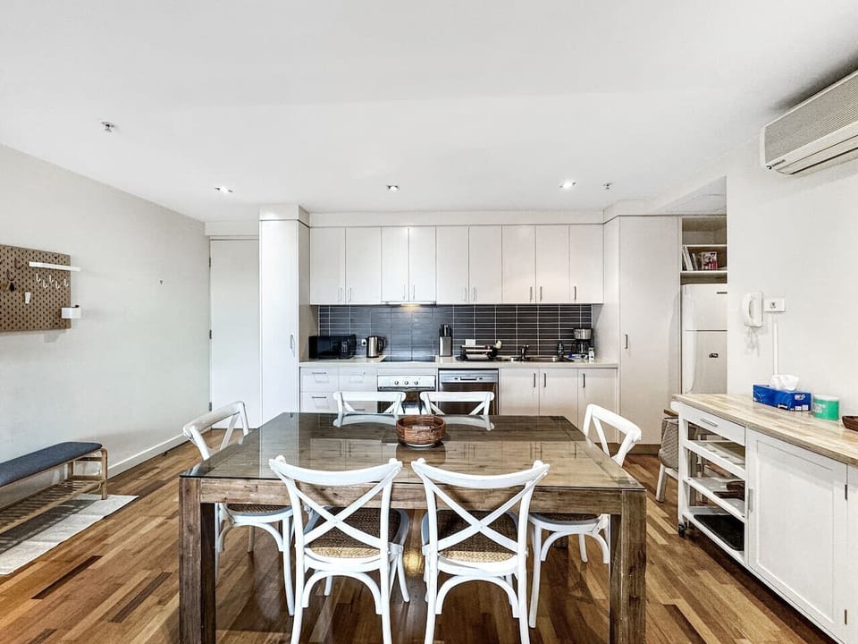 Modern open-plan kitchen with full appliances and dining for easy meals at home