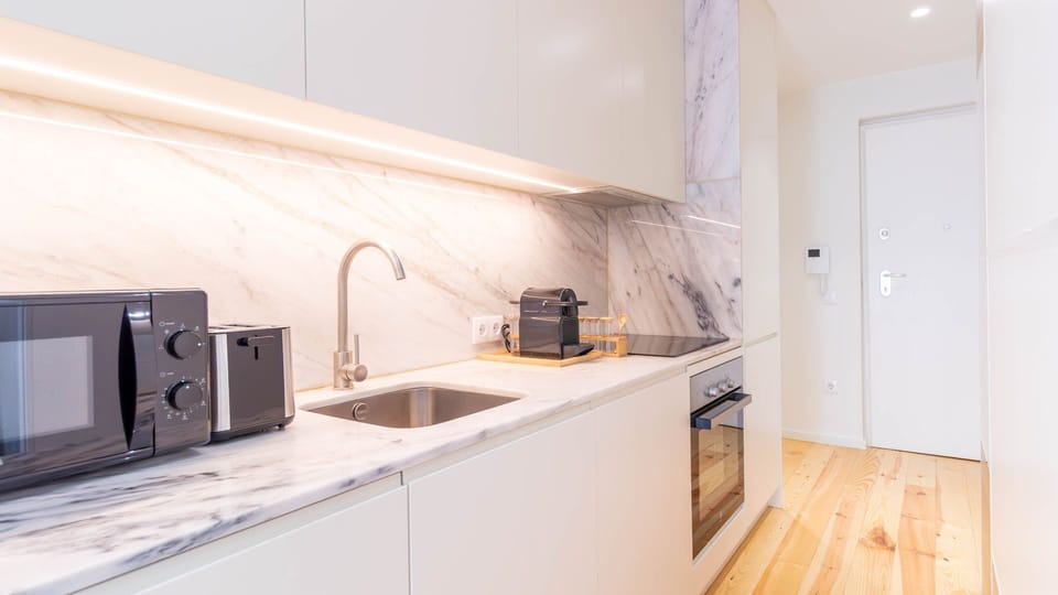 Bright and modern kitchen with premium finishes #PortoStay #DesignLiving