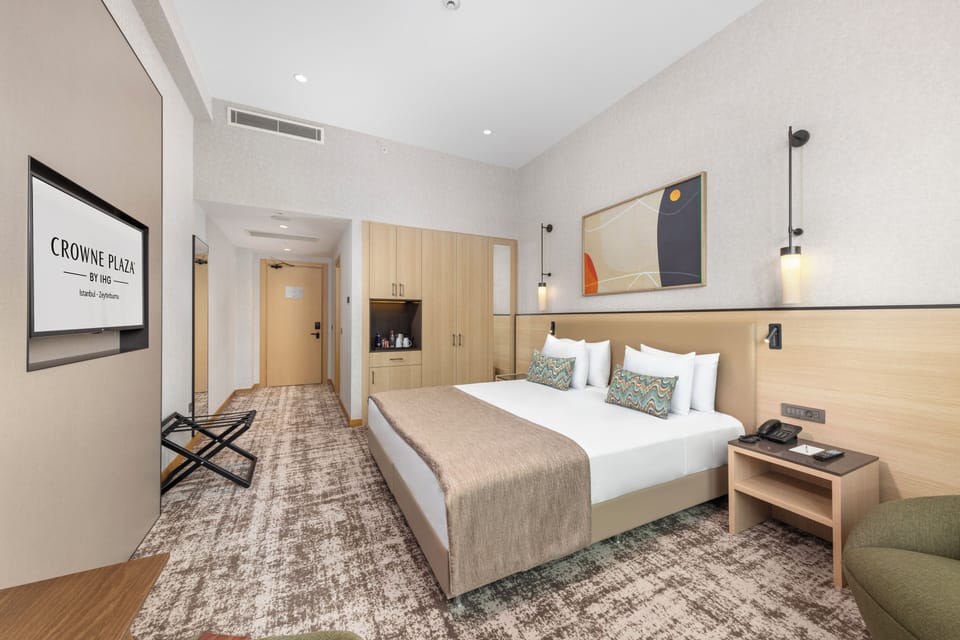 Premium bedding, Tempur-Pedic beds, minibar, in-room safe