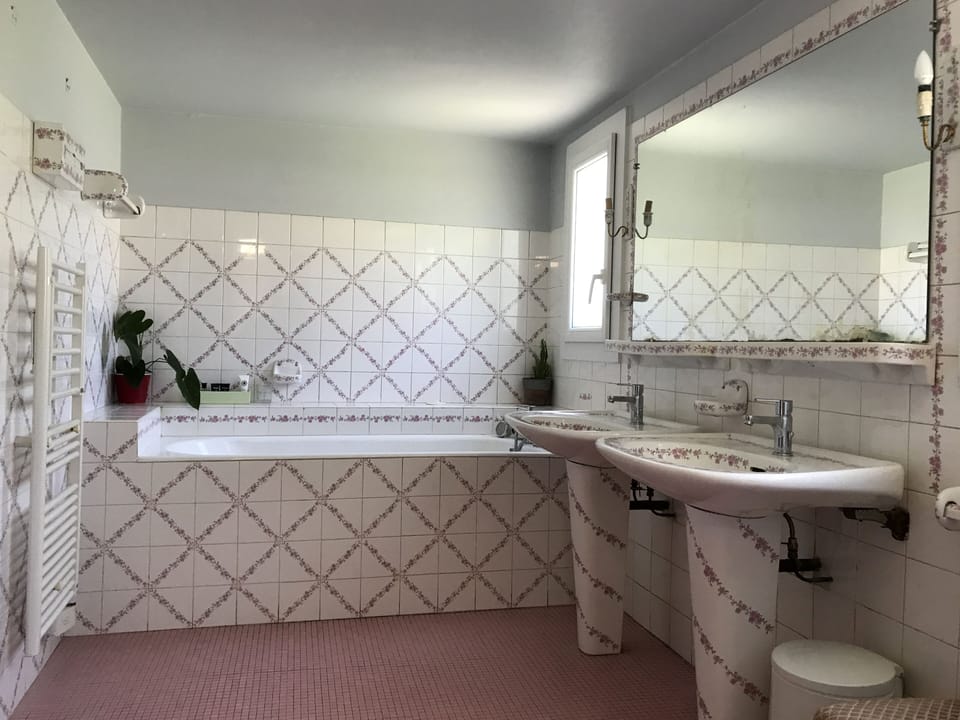 Classic Double Room, 2 Bedrooms, Non Smoking, Garden View | Bathroom