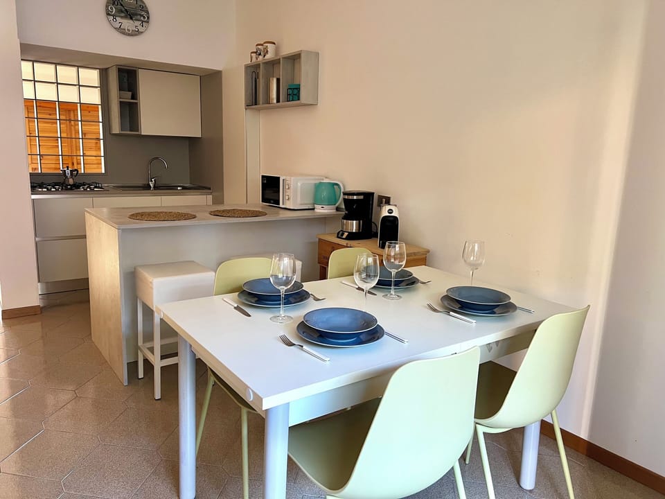 Apartment, 2 Bedrooms, Balcony, Garden View | Dining room