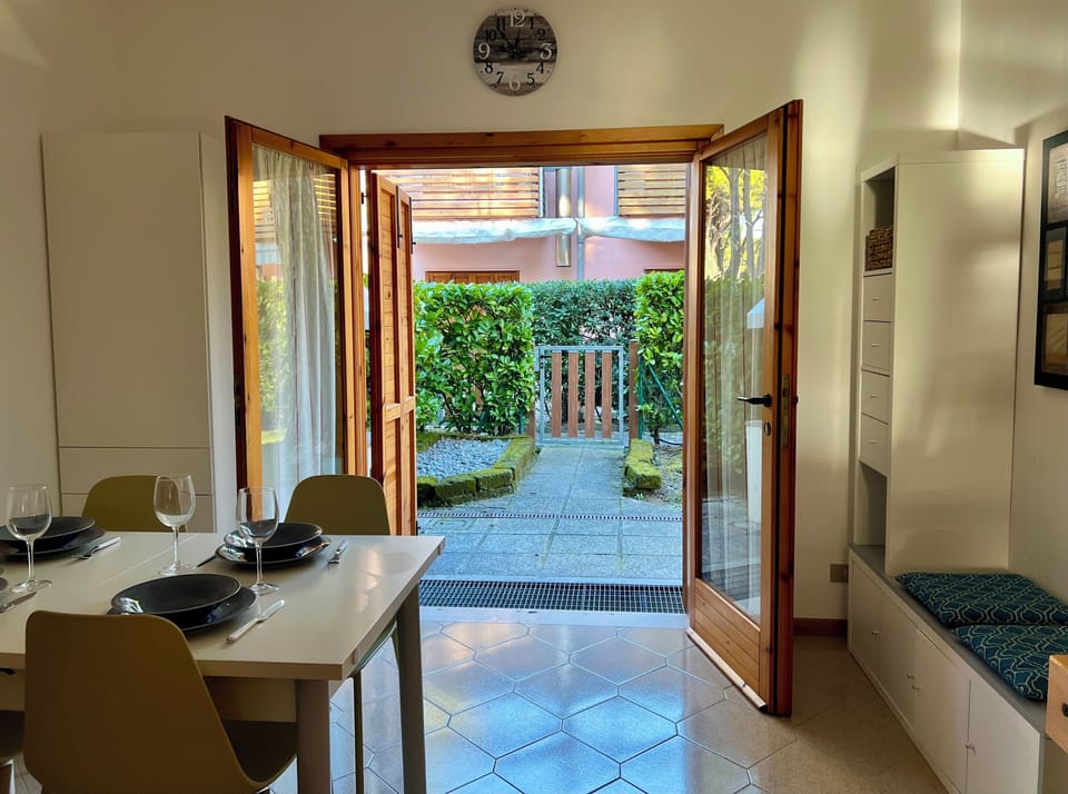 Apartment, 2 Bedrooms, Balcony, Garden View | Dining