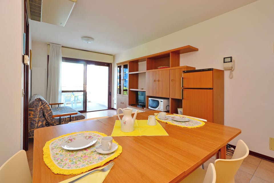Apartment, 2 Bedrooms, Balcony, Garden View | Dining room