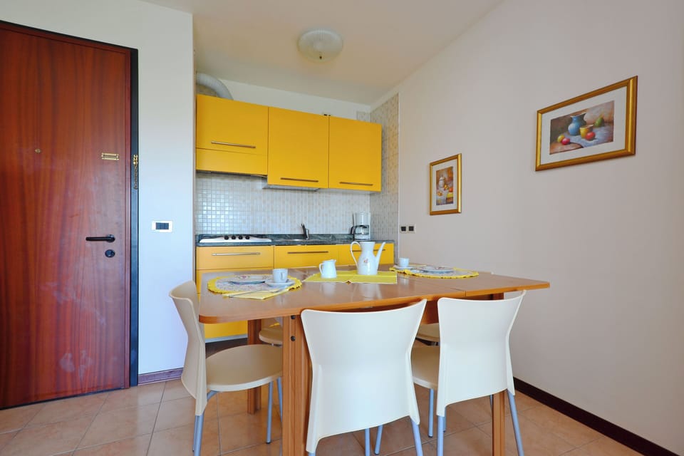 Apartment, 2 Bedrooms, Balcony, Garden View | Dining room