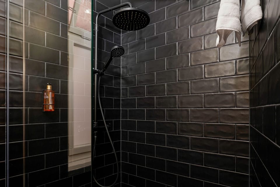 Triple Room | Bathroom | Shower, free toiletries, hair dryer, towels