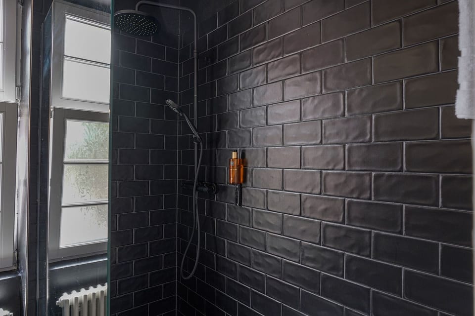 Double Room | Bathroom | Shower, free toiletries, hair dryer, towels