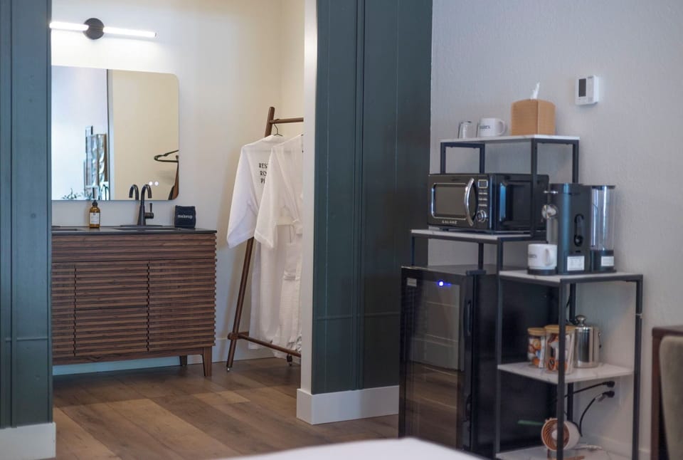 Double Room, 1 King Bed | WiFi (free), bed sheets