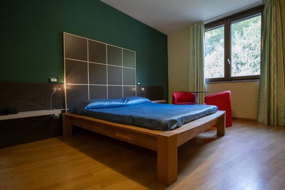 Suite, Garden View | In-room safe, desk, blackout drapes, soundproofing