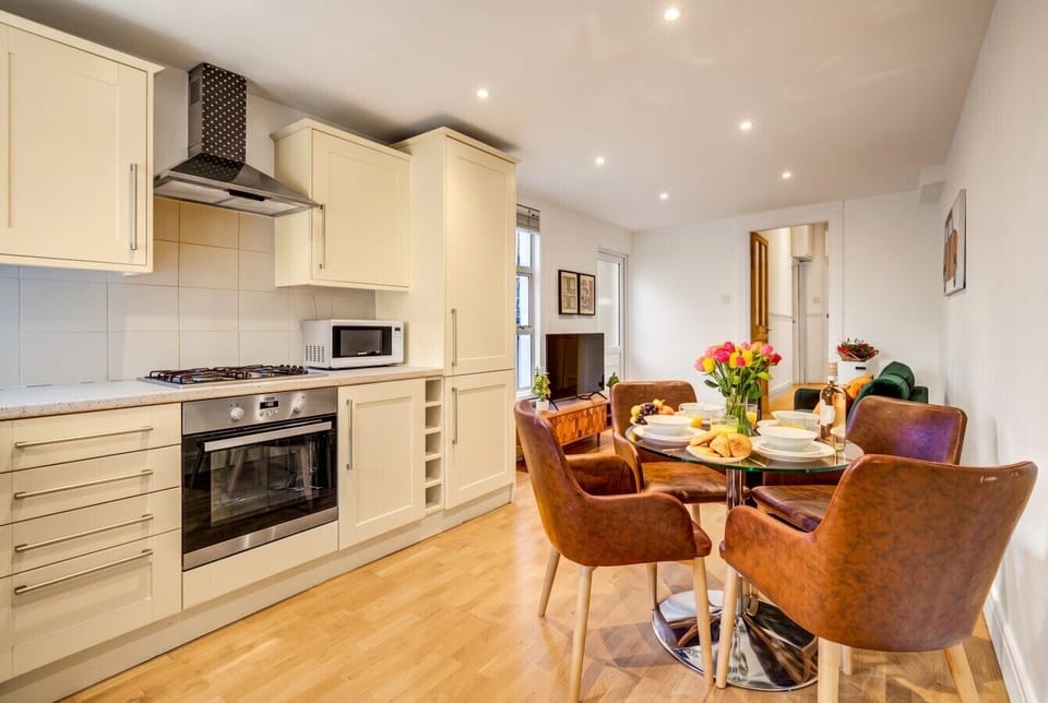 Cook, dine, and unwind together in this cheerful open-plan kitchen and dining room.