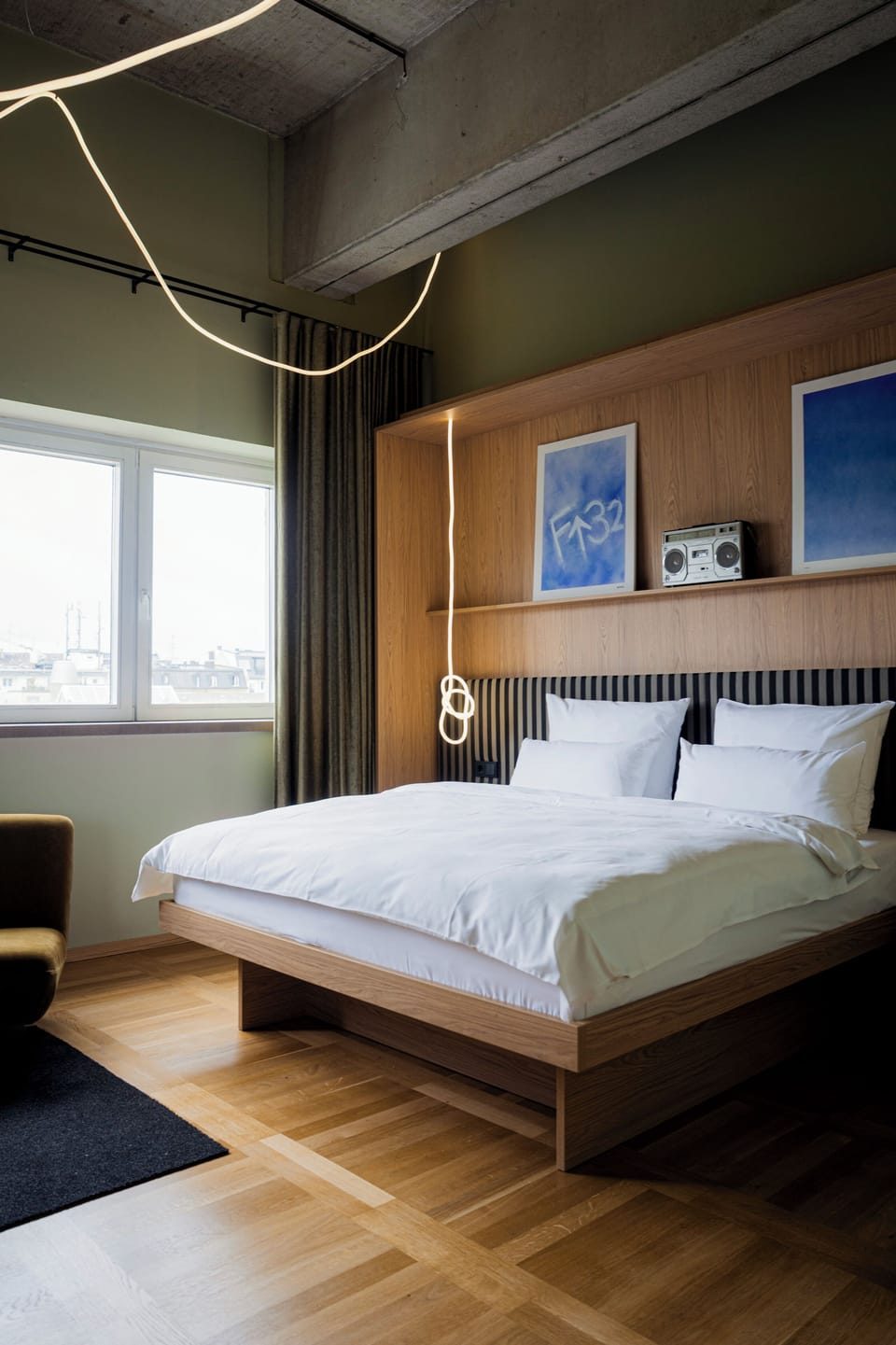 Deluxe Studio | Desk, laptop workspace, free WiFi