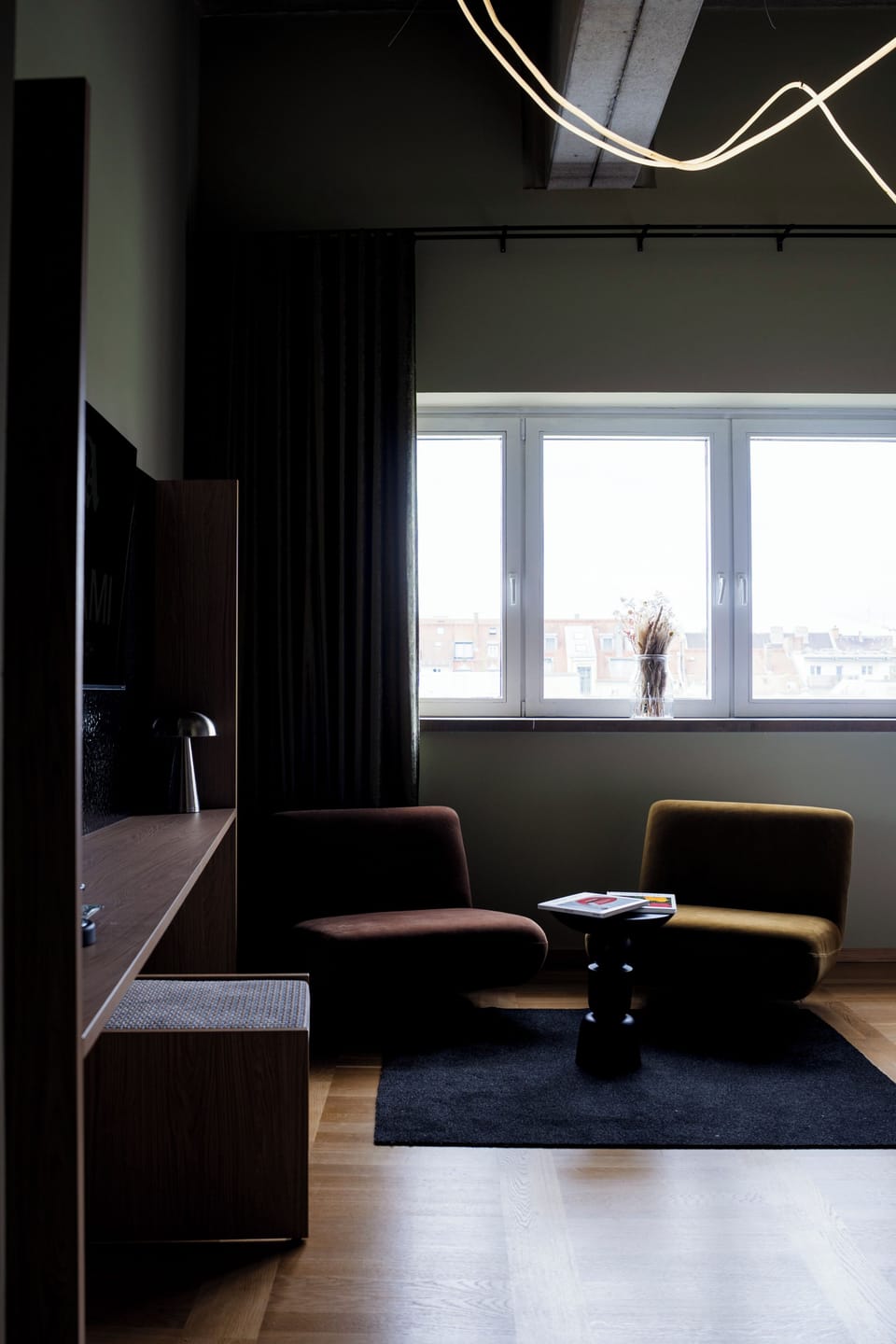Deluxe Studio | Desk, laptop workspace, free WiFi
