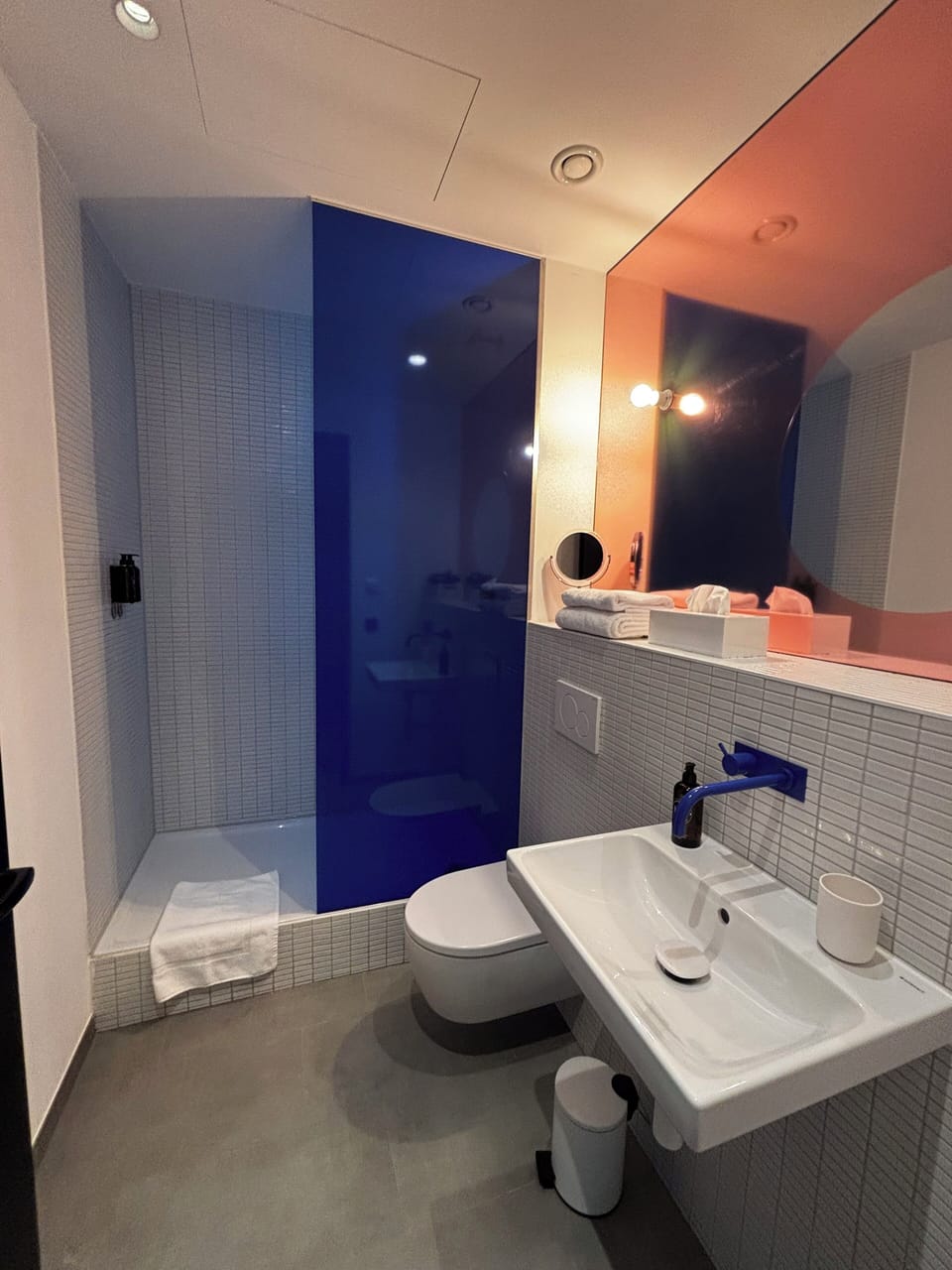 Executive Studio | Bathroom | Shower, hair dryer, towels, soap