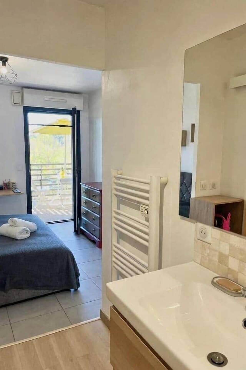 bedroom, double bed, towels, desk, bathroom