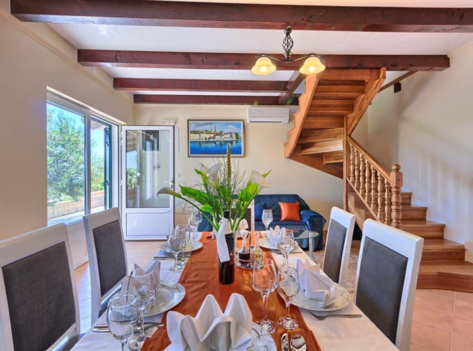 Villa (FourBedroom Beachfront Villa with Poo) | Dining room