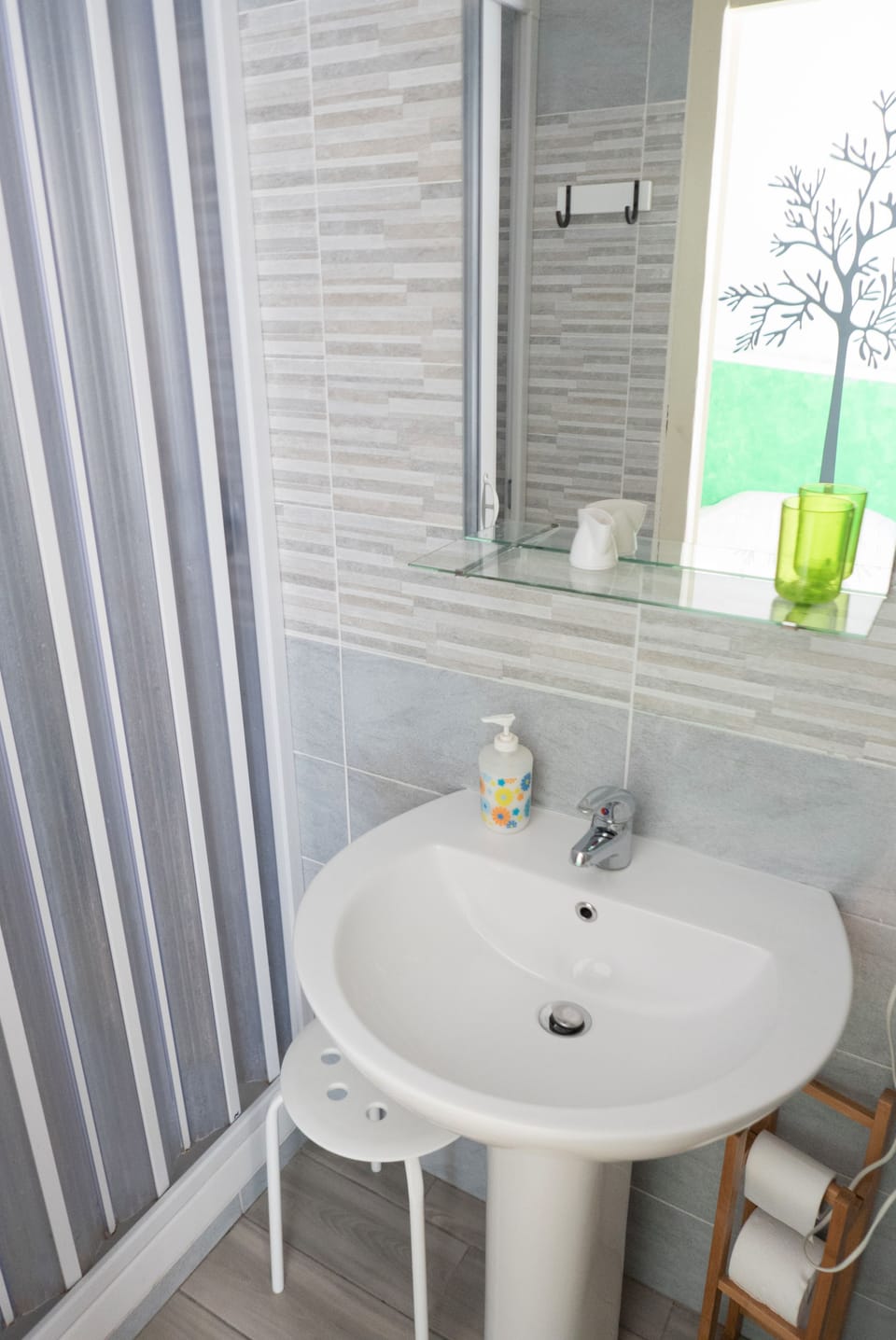Basic Single Room, Private Bathroom | Bathroom | Shower, towels