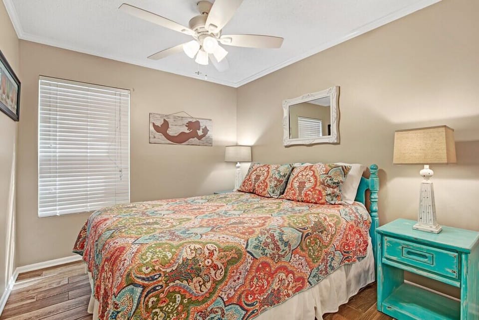Queen bed w/closet and tv