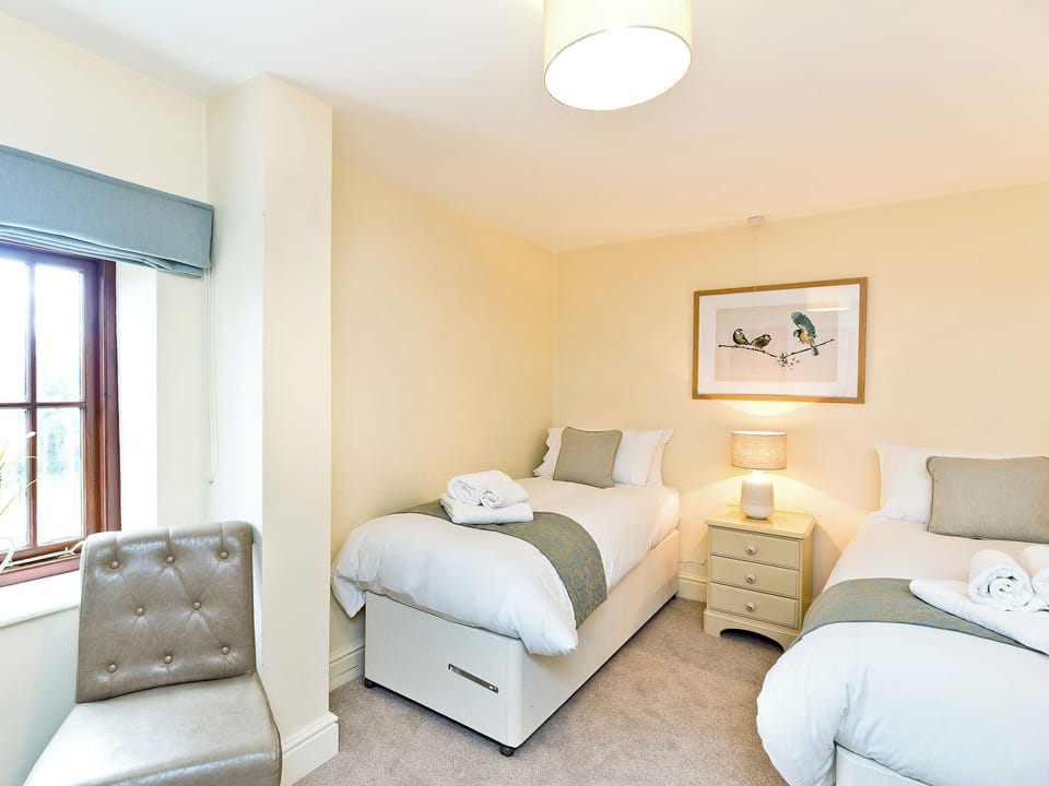 Spacious twin bedroom | Ible Cottage - Knockerdown Cottages, Carsington, near Ashbourne