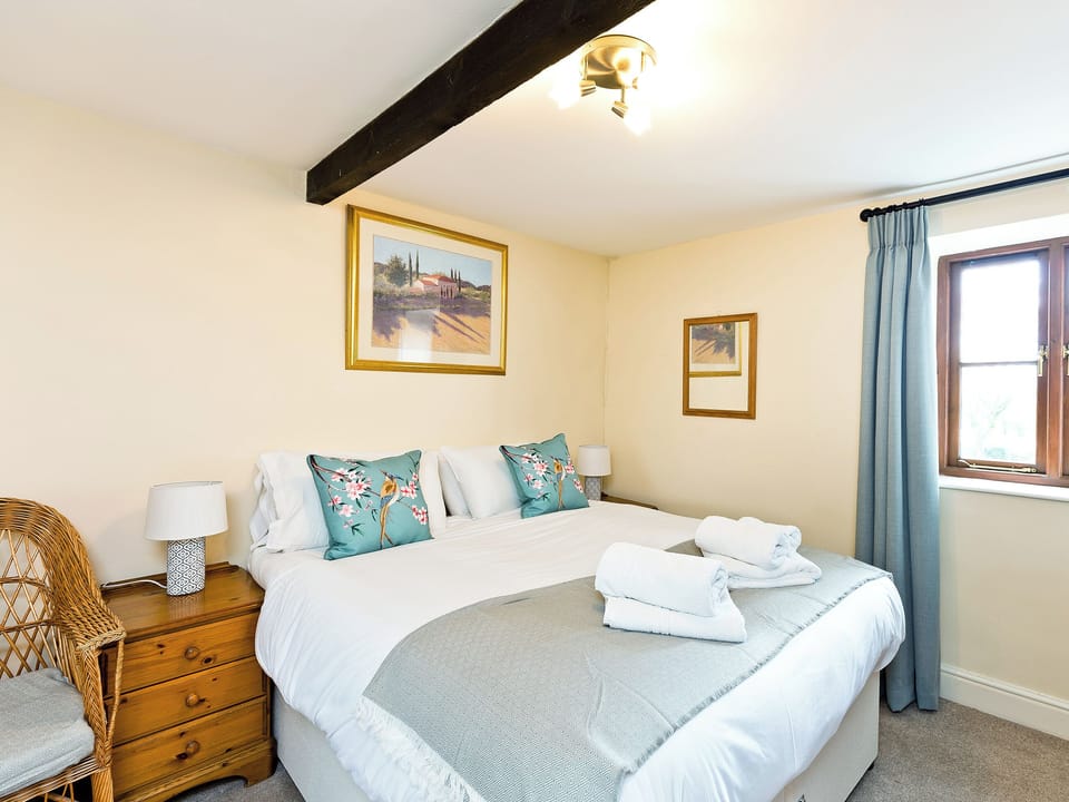 Comfortable double bedroom with en-suite bathroom | Sabinhay - Knockerdown Cottages, Carsington, near Ashbourne