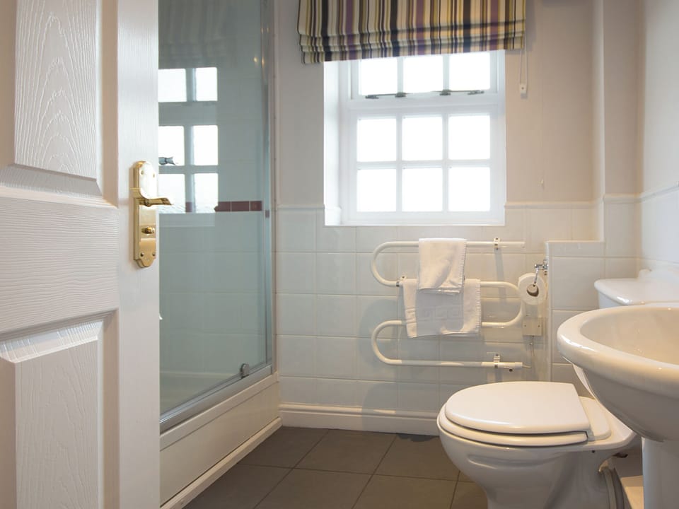 En-suite | Tissington - Darwin Lake, Darwin Lake, near Matlock