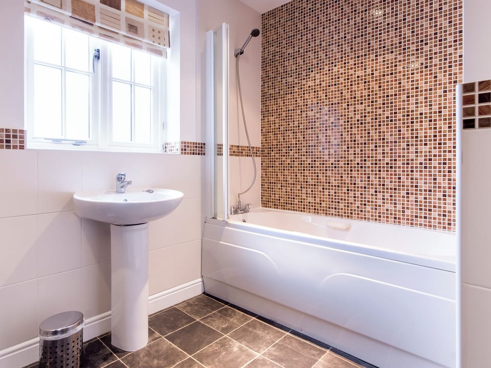 En-suite bathroom | Hartington - Darwin Lake, Darwin Lake, near Matlock
