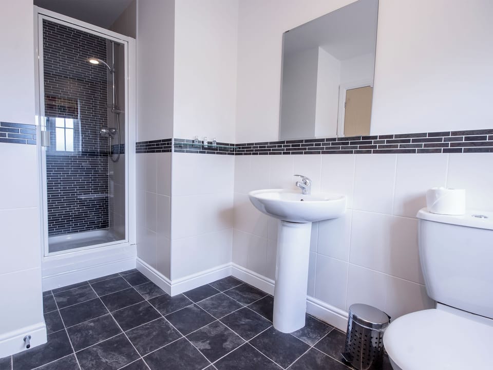 En-suite shower room | Hartington - Darwin Lake, Darwin Lake, near Matlock
