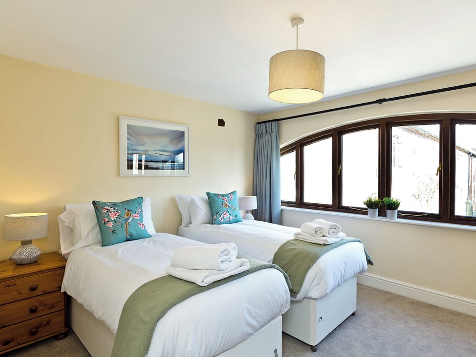 Spacious twin bedroom | Bruns Cottage - Knockerdown Cottages, Carsington, near Ashbourne