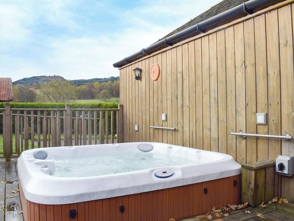 Relaxing private hot tub | A&rsquo;dennan Farm Cottage - Auchendennan, Arden, Alexandria
