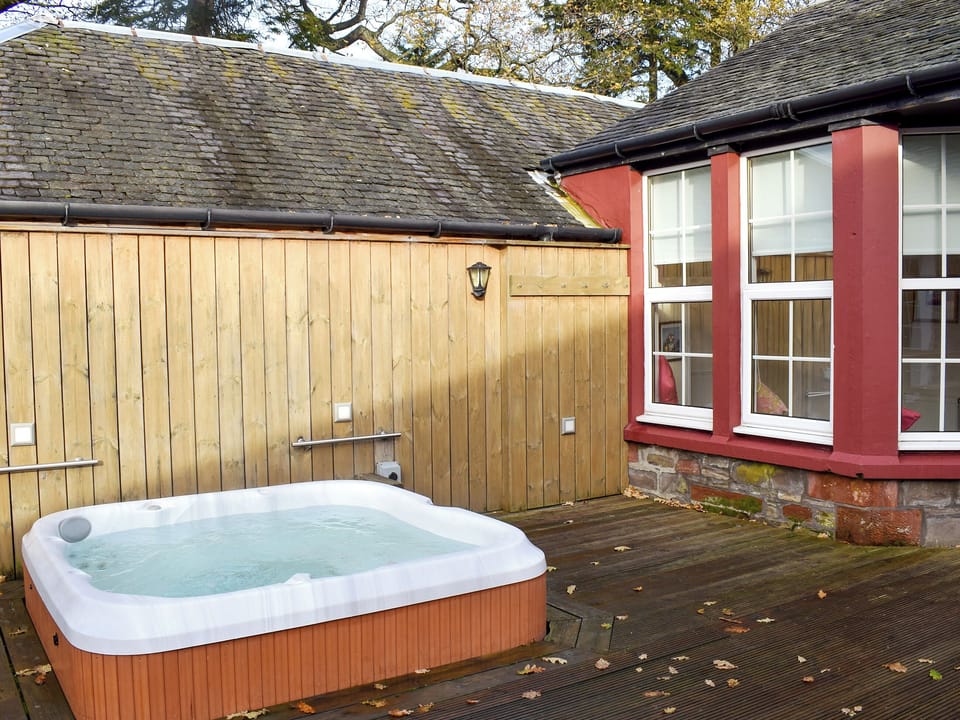 Great hot tub | A&rsquo;dennan Farm Cottage - Auchendennan, Arden, Alexandria