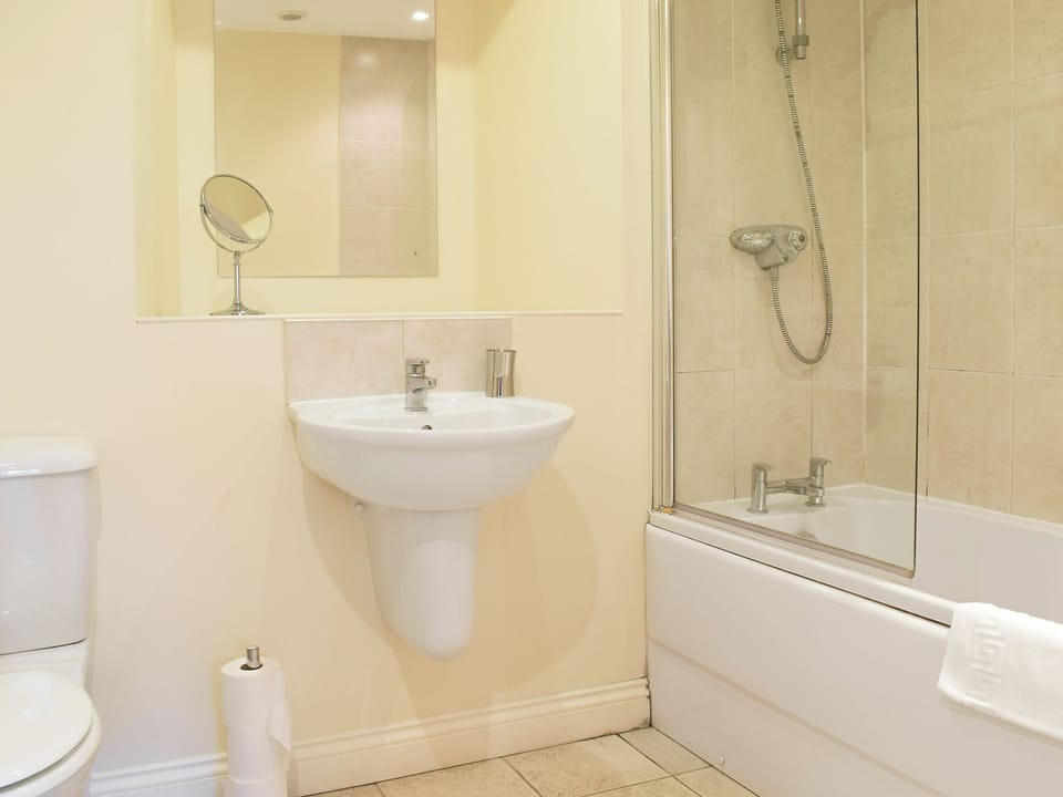 Idela en-suite bathroom | Rose Cottage - Auchendennan, Arden, Alexandria