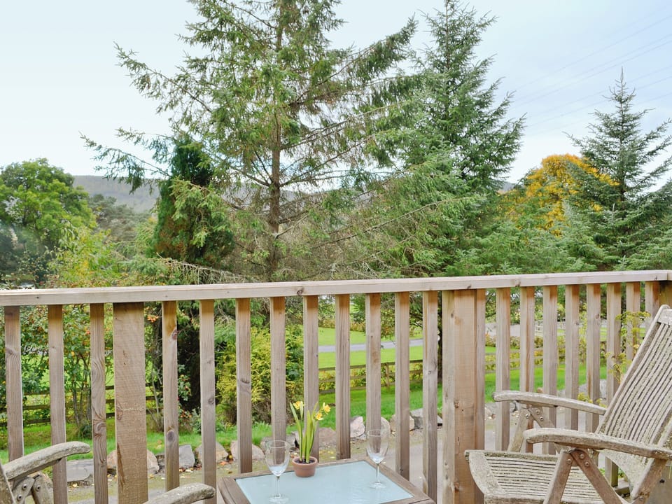 Sitting-out-area | Ness Castle Estate - Weir Cottage, Inverness