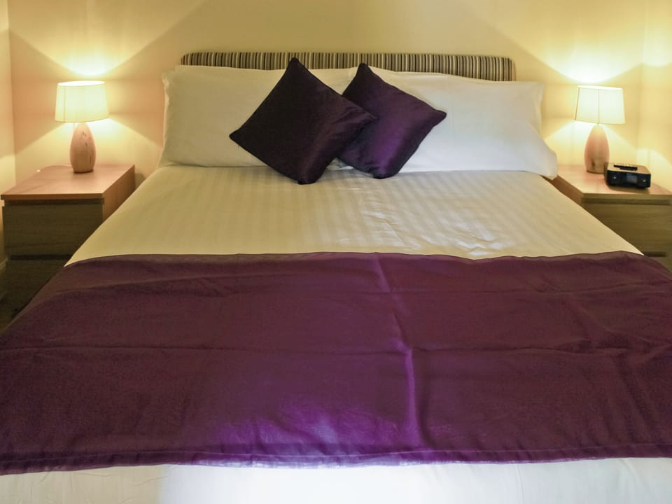 Double bedroom | Auchendennan - Willow Cottage, Arden, Alexandria