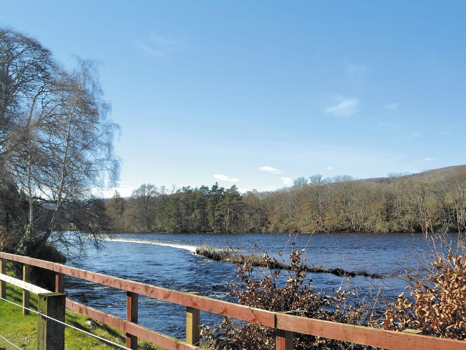 Garden and grounds | Ness Castle Estate - Ghillie&rsquo;s Lodge, Inverness