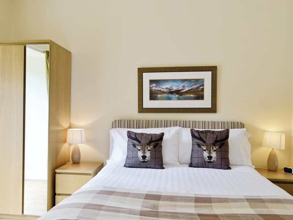 Double bedroom | Auchendennan - Ivy Cottage, Arden, Alexandria