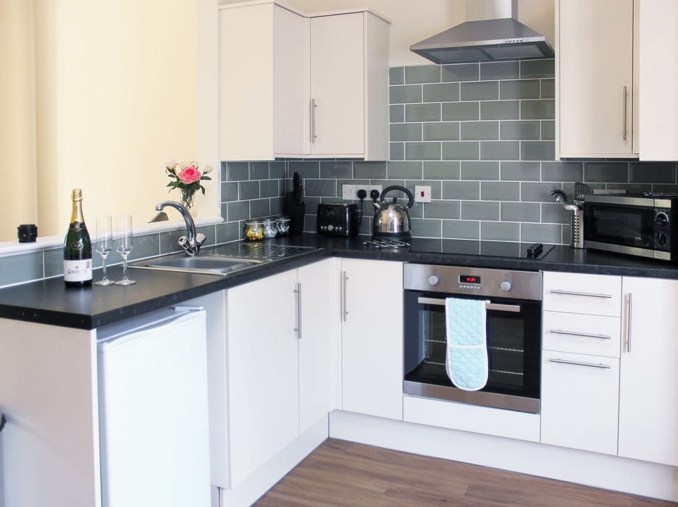 Open plan living/dining room/kitchen | Auchendennan - Ivy Cottage, Arden, Alexandria
