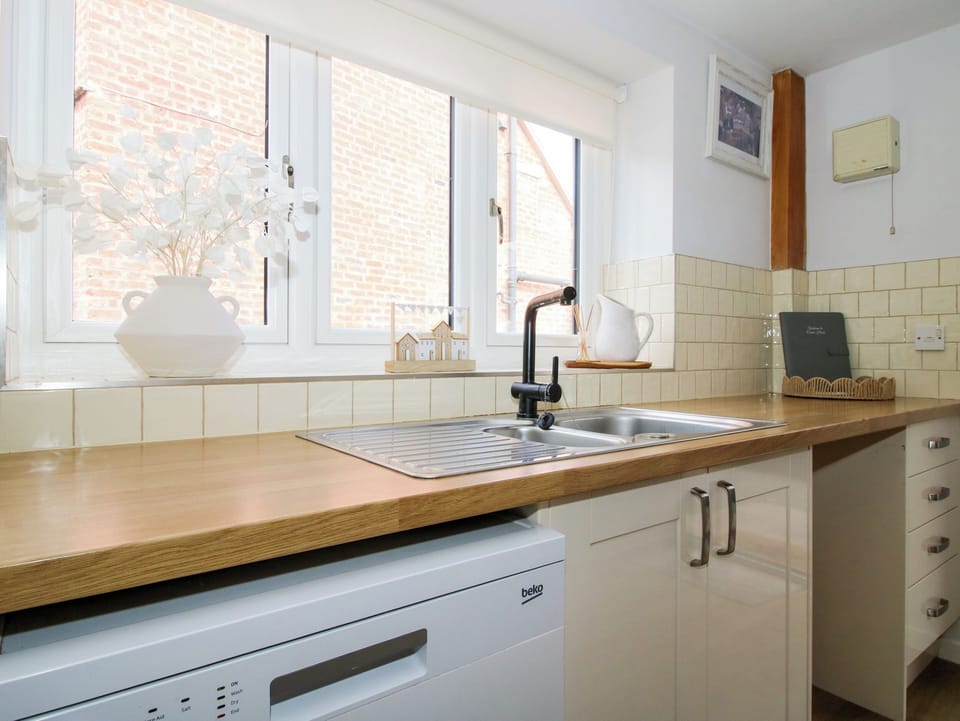 Cottage | Private kitchen | Dishwasher, cookware/dishes/utensils