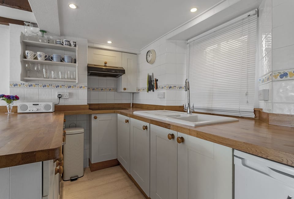 Rock Cottage, Brixham: Well-equipped kitchen
